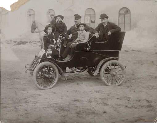 Восемь фотографий из собраний В.Г. Лидина на тему автомобилей